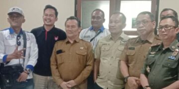 Ratusan Buruh Yang Tergabung Dalam FSPMI Mendatangi Kantor Disnaker Kabupaten Bandung