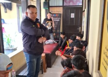 Kapolsek Bojongsoang Kompol Undi Kurnia Memperlihatkan 15 Terduga Pelaku Pencurian Dengan Kekerasan