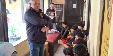 Kapolsek Bojongsoang Kompol Undi Kurnia Memperlihatkan 15 Terduga Pelaku Pencurian Dengan Kekerasan