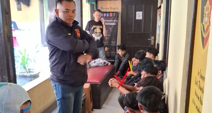Kapolsek Bojongsoang Kompol Undi Kurnia Memperlihatkan 15 Terduga Pelaku Pencurian Dengan Kekerasan