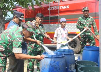 Krisis Air Bersih Akibat Kemarau, TNI Bersama Lintas Sektor Bergerak Bantu Warga. 