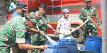 Krisis Air Bersih Akibat Kemarau, TNI Bersama Lintas Sektor Bergerak Bantu Warga.