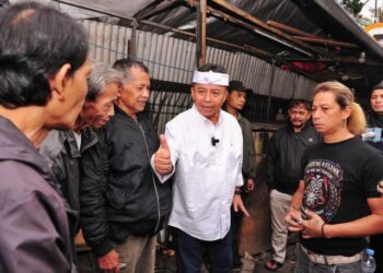 Sekda Jabar Herman Suryatman Memimpin Penertiban PKL Di Kawasan Kiaracondong, Kota Bandung