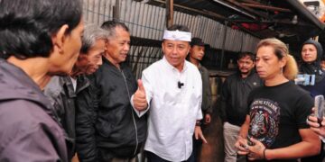 Sekda Jabar Herman Suryatman Memimpin Penertiban PKL Di Kawasan Kiaracondong, Kota Bandung