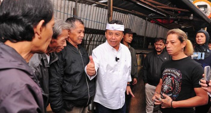 Sekda Jabar Herman Suryatman Memimpin Penertiban PKL Di Kawasan Kiaracondong, Kota Bandung
