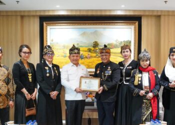 KA STAF PRESIDEN RI JEND TNI P DUDUNG ABDURACHMAN SAAT TERIMA TIM MASDA JABAR