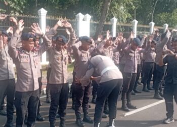 Kapolsek Kemayoran Bersama Personel Gabungan Siaga Amankan Aksi di Pintu Kiri Gedung DPR/MPR RI