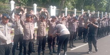 Kapolsek Kemayoran Bersama Personel Gabungan Siaga Amankan Aksi di Pintu Kiri Gedung DPR/MPR RI