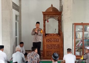 Kapolres Pakpak Bharat AKBP M. Agustiawan Sholat Jumat di Masjid Nurul Islam Salak, Ajak Warga Jaga Kamtibmas dan Perangi Narkoba