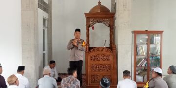 Kapolres Pakpak Bharat AKBP M. Agustiawan Sholat Jumat di Masjid Nurul Islam Salak, Ajak Warga Jaga Kamtibmas dan Perangi Narkoba